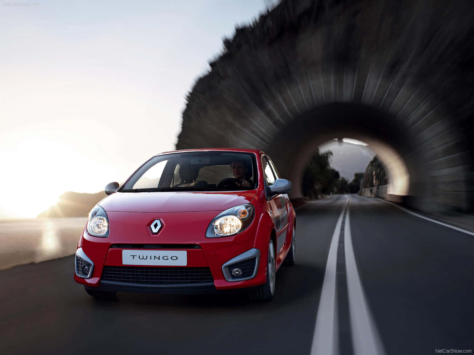 Rode Renault Twingo Rijdend Tunnel Achtergrond