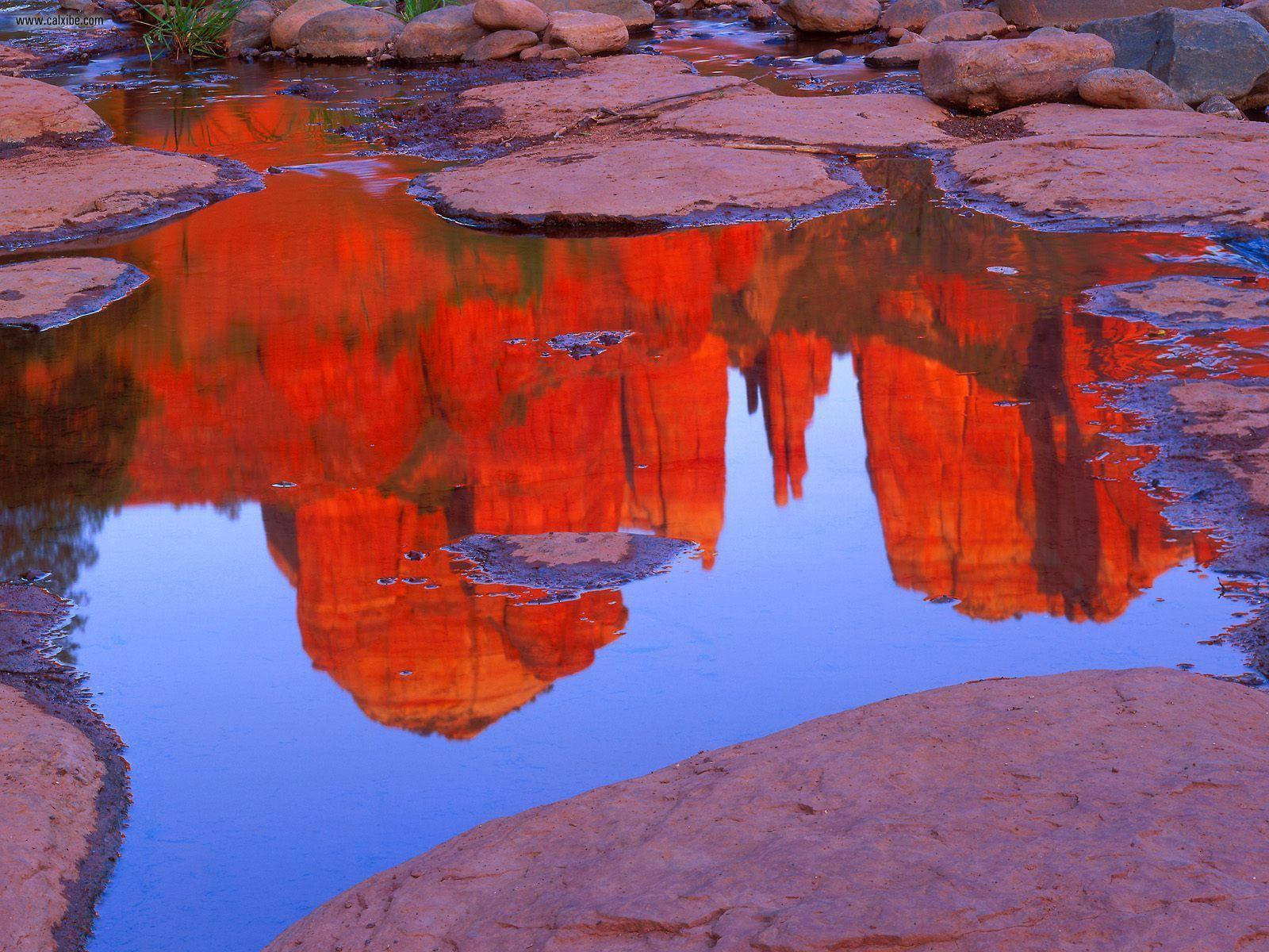 Formacionesde Rocas Rojas Con Reflejo De Agua. Fondo de pantalla