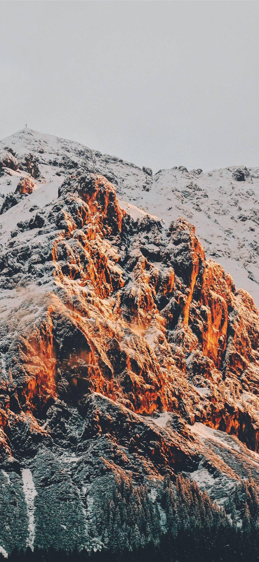 Montagnadi Roccia Rossa E Neve Sfondo