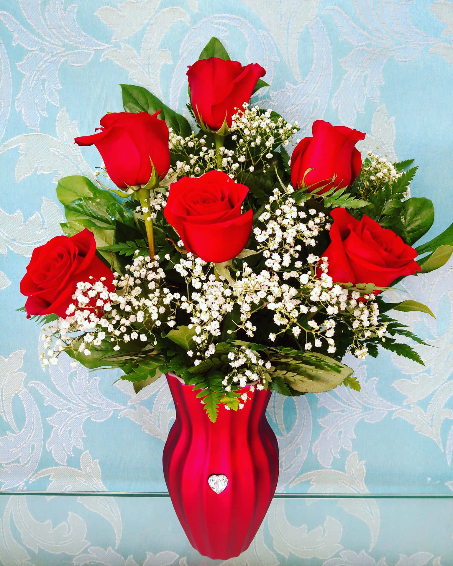 Red Rosesin Vase Wallpaper