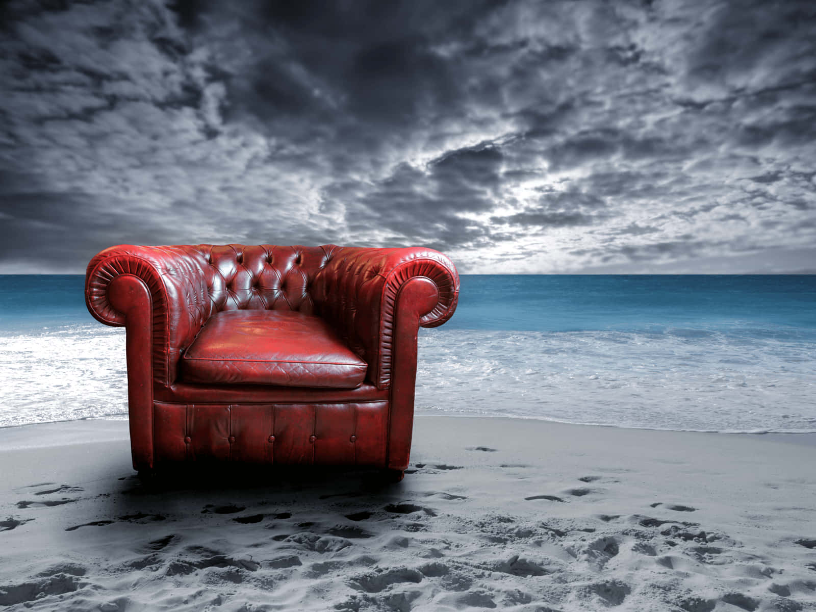 Cadeiravermelha De Sofá Na Praia. Papel de Parede