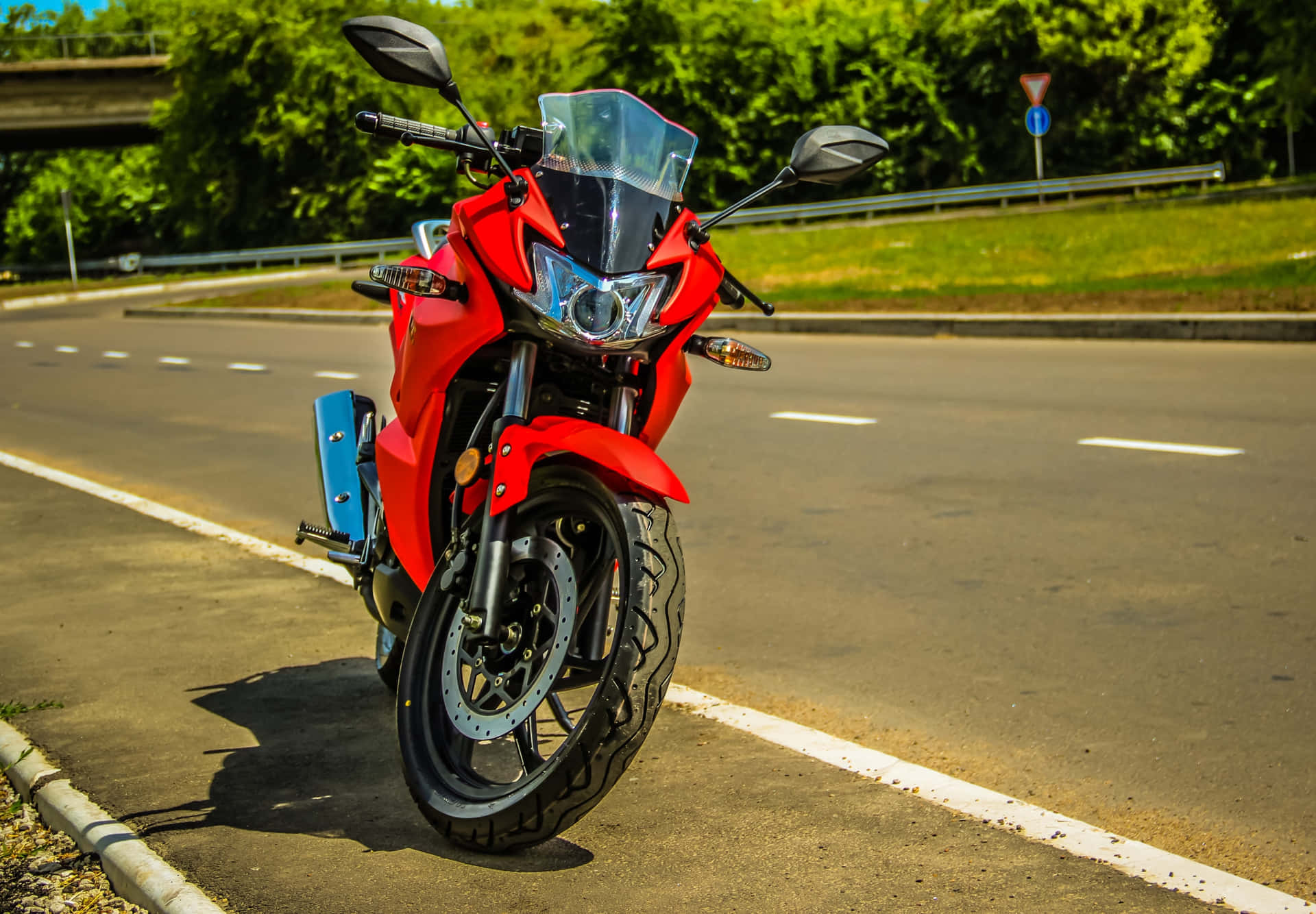 Rode Sportmotor Geparkeerd Aan De Weg Achtergrond