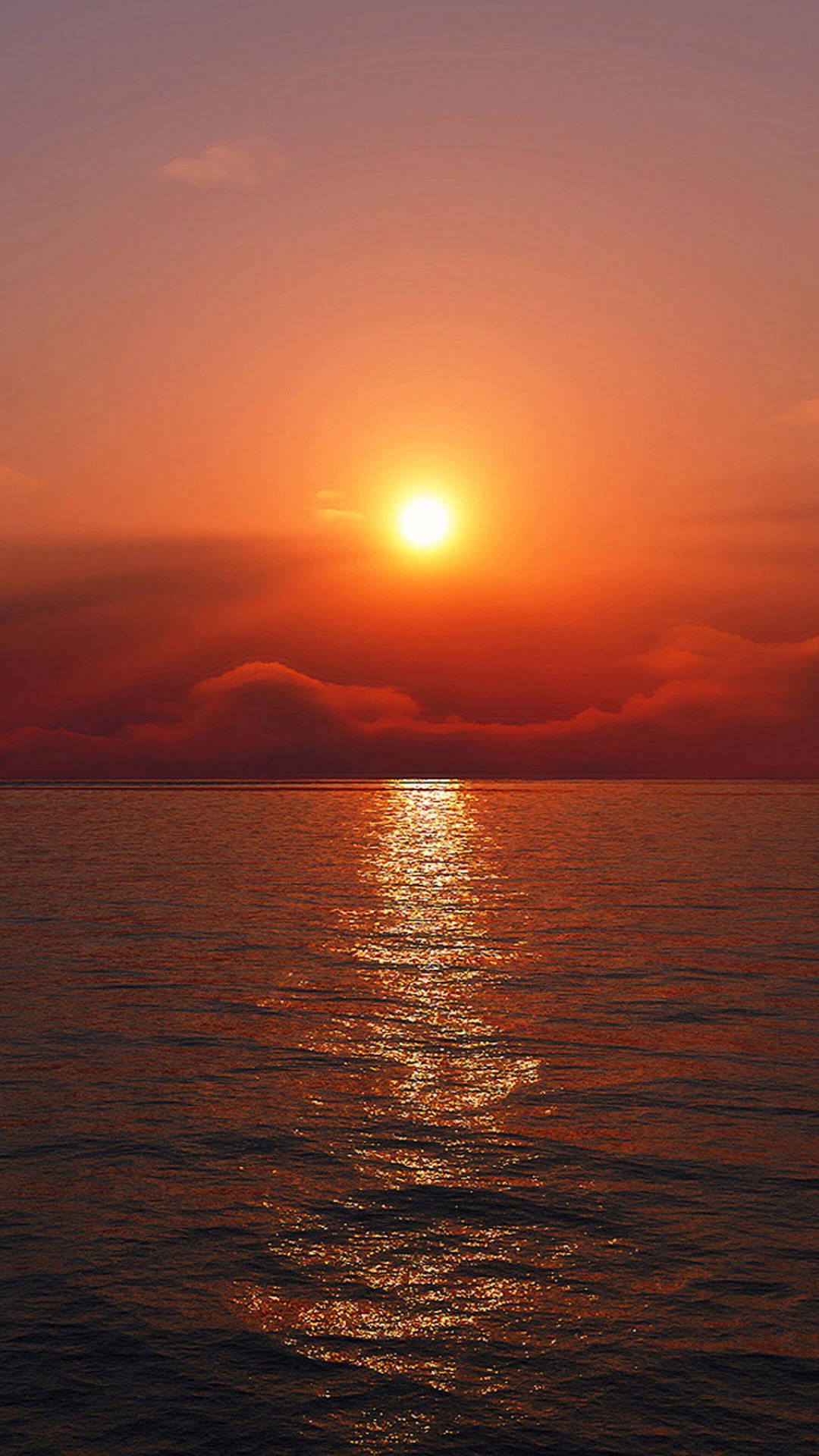 Rød Solnedgang himmel over stille Ocean Wallpaper