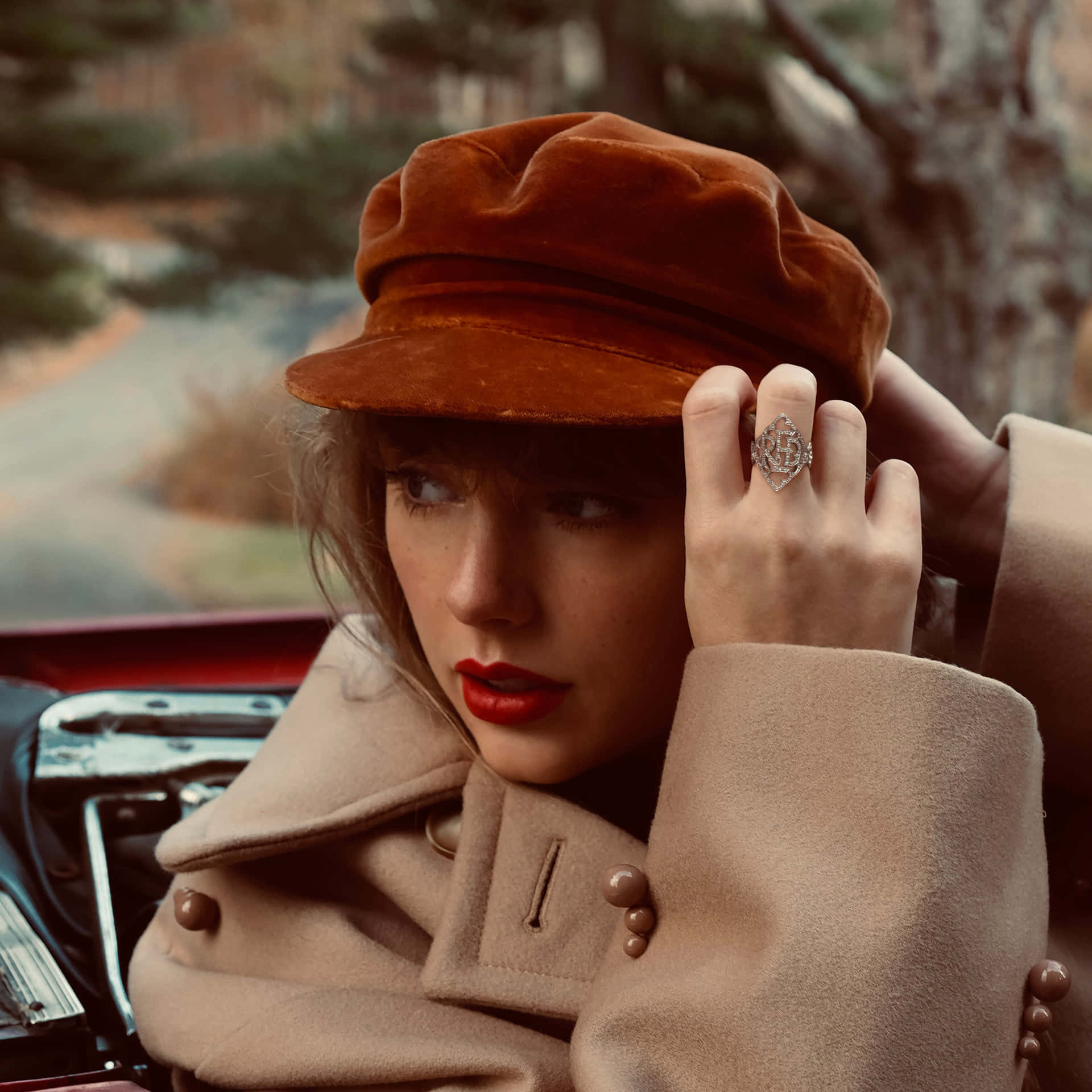 Taylorsversion Rojo Con Lindo Sombrero Tipo Boina Fondo de pantalla