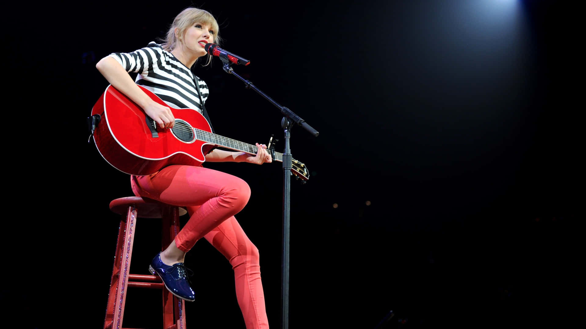 Taylor Swift performs a special acoustic version of her hit single ‘Red’ Wallpaper