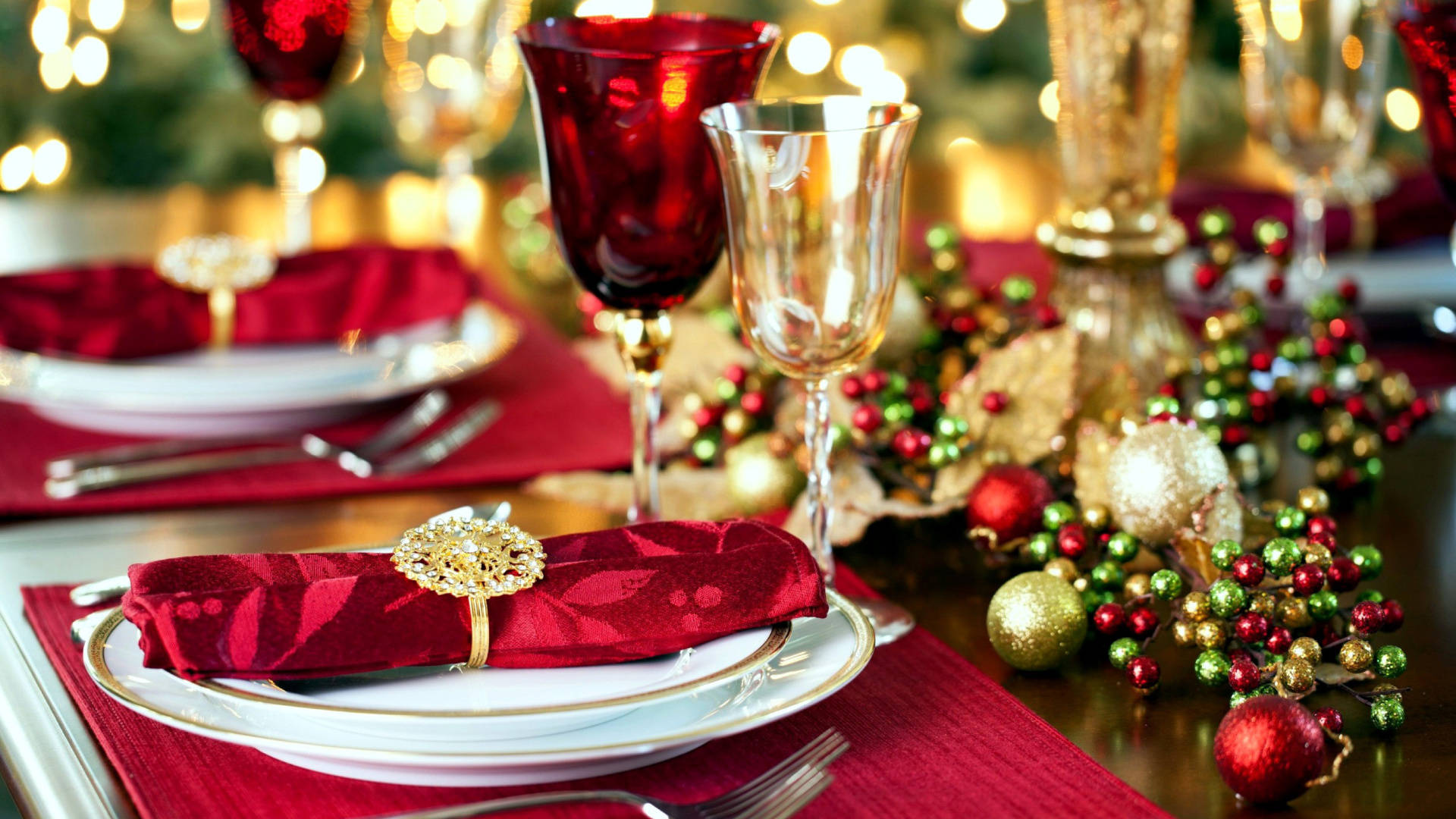 Red-Themed Christmas Dinner Wallpaper