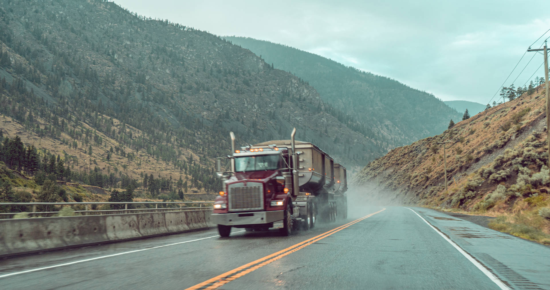 Rød Lastbil Semi Trailer baggrundsskrivning på et stort Bueskydningsmål: 