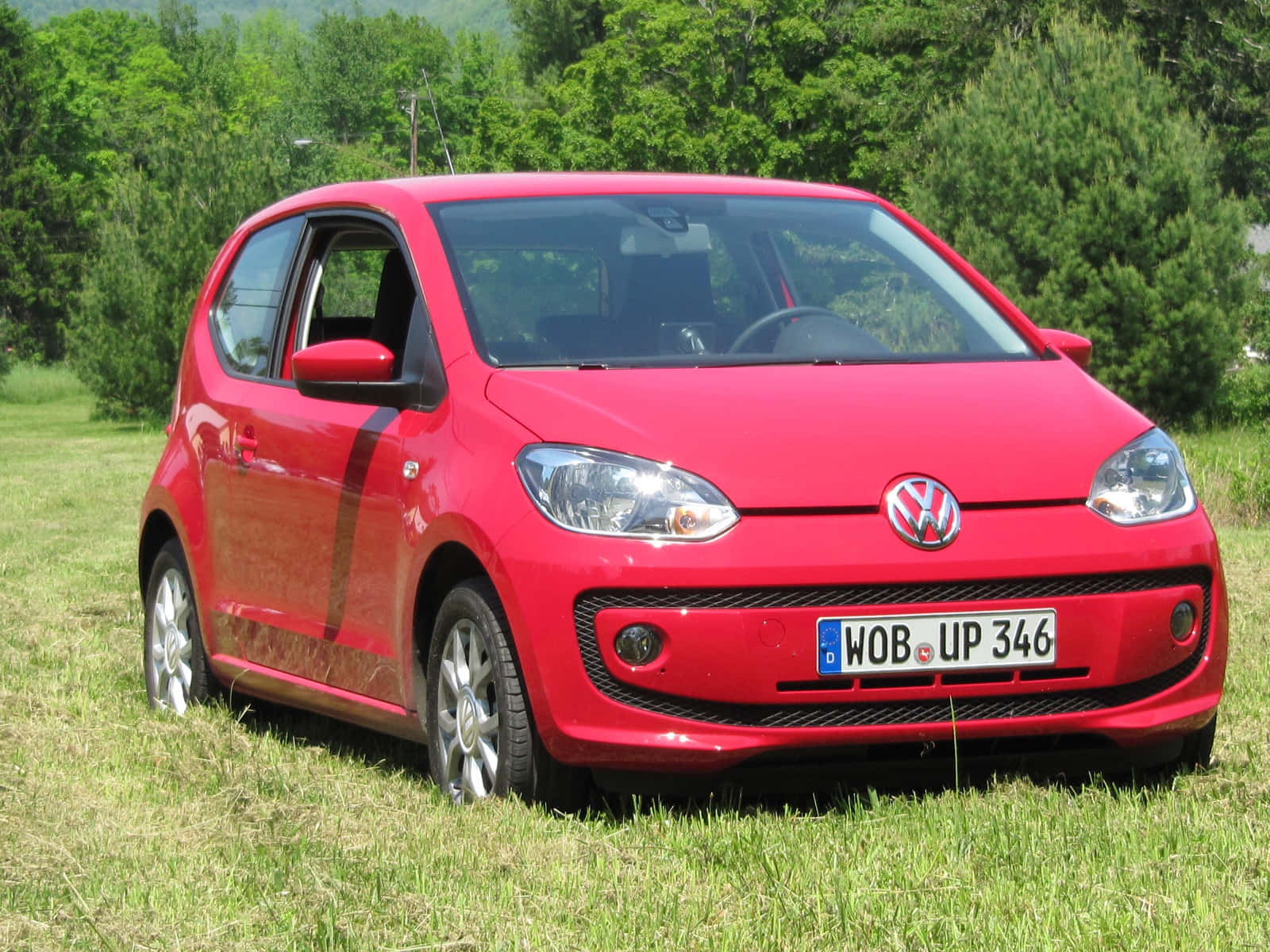 Rode Volkswagen Up Geparkeerd Buiten Achtergrond