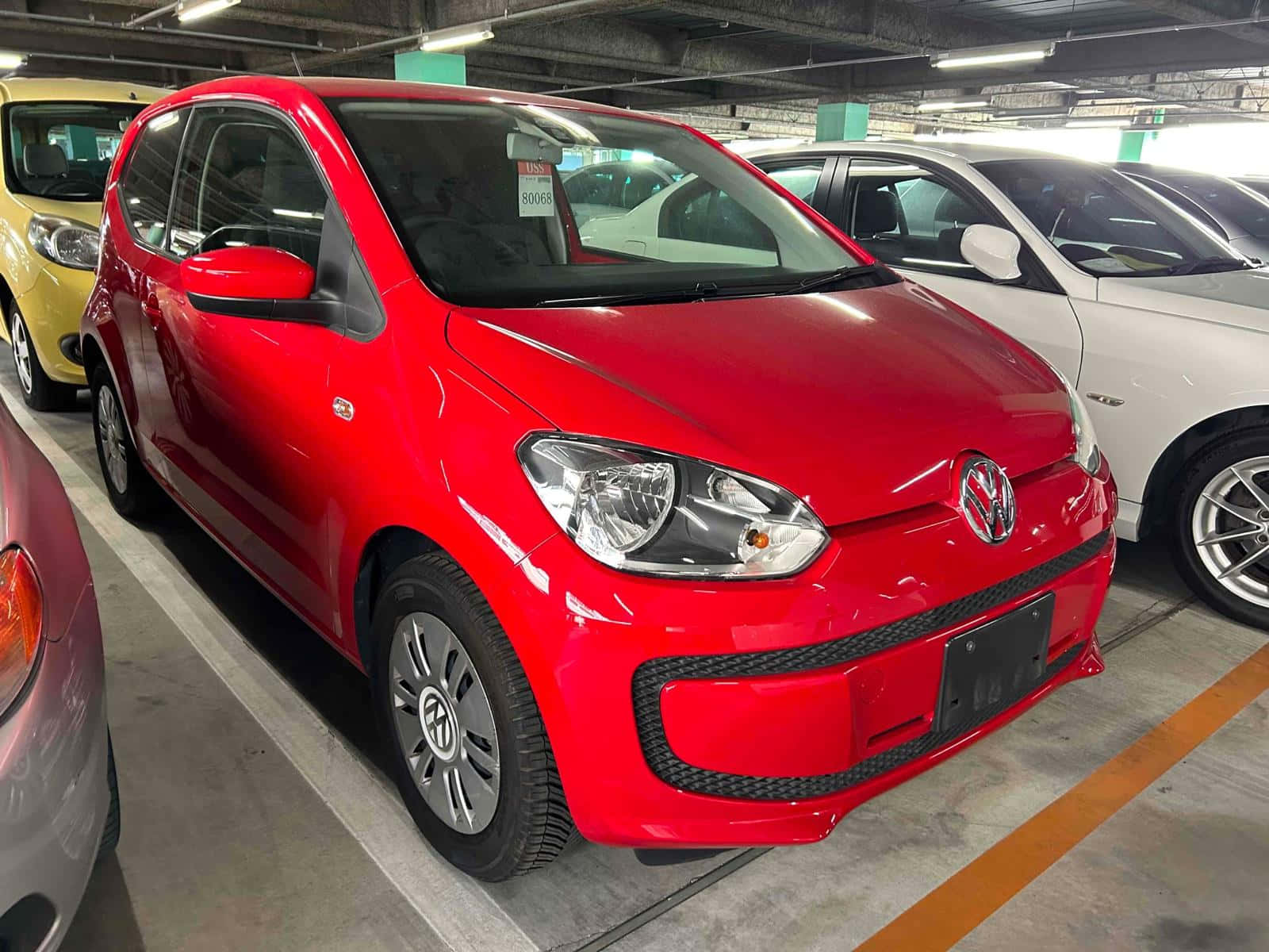 Volkswagen Up Rouge Garé Dans Un Garage Fond d'écran