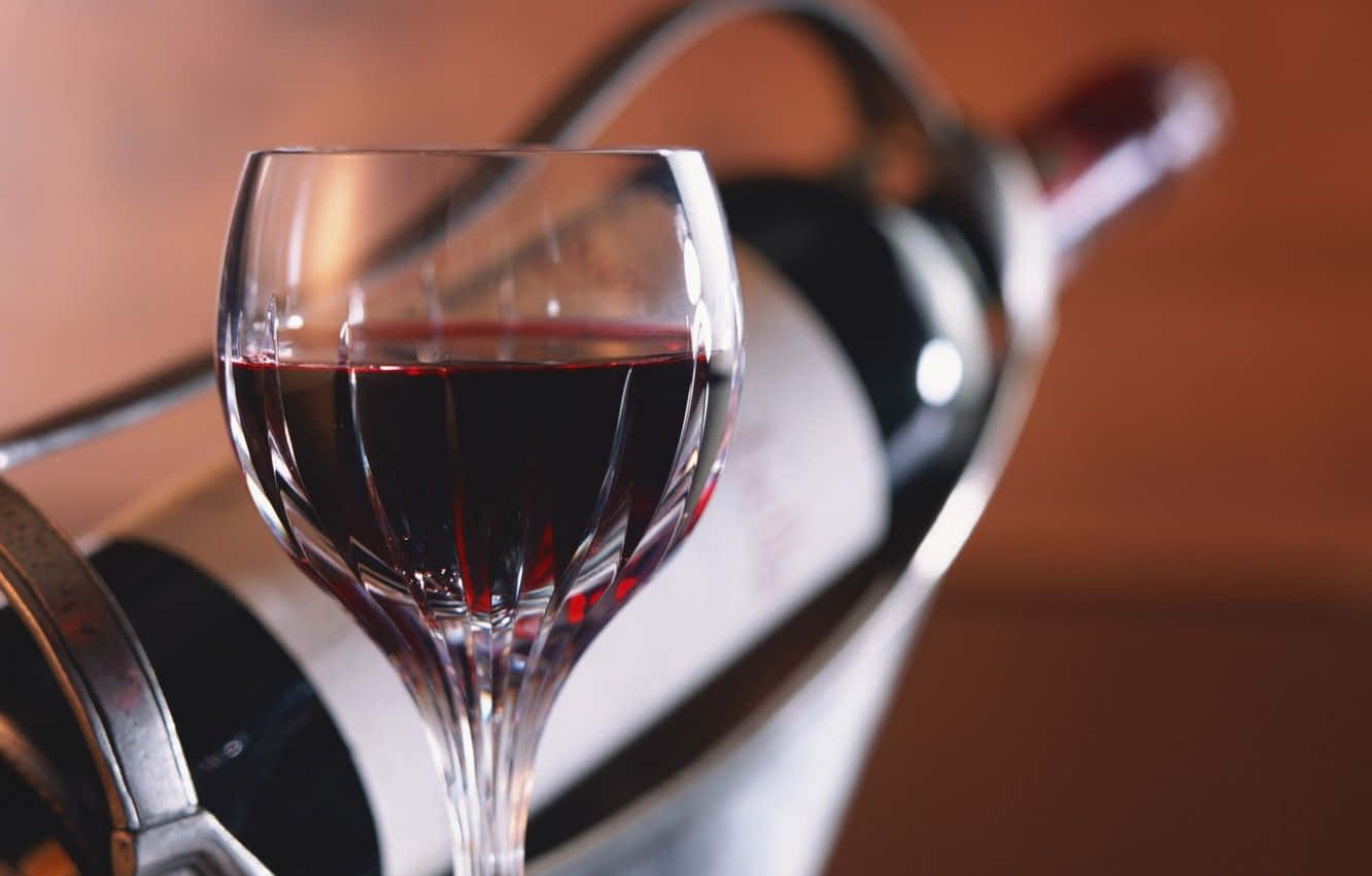 Elegant red wine glass Wallpaper