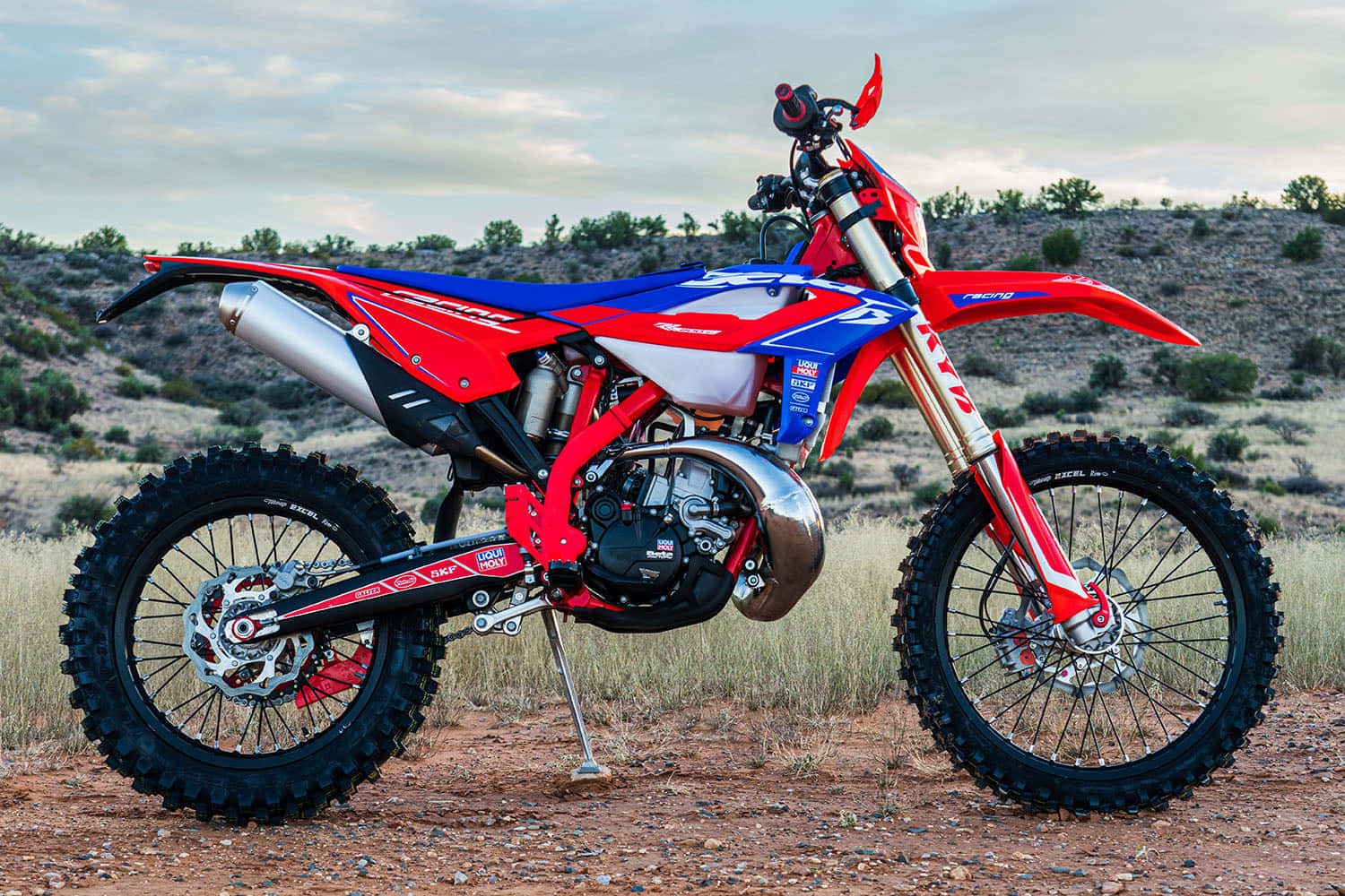 Rood En Blauw Beta Dirt Bike Buiten Achtergrond