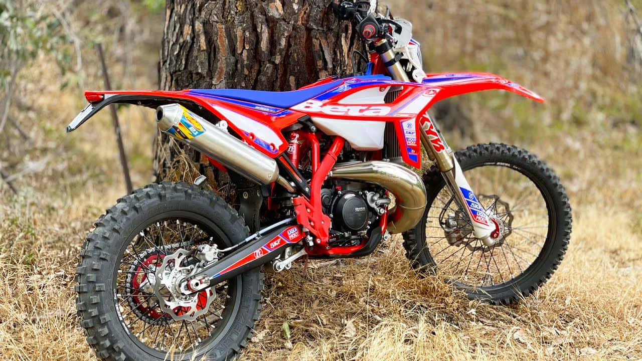 Rood En Blauw Beta Dirt Bike Buiten Achtergrond