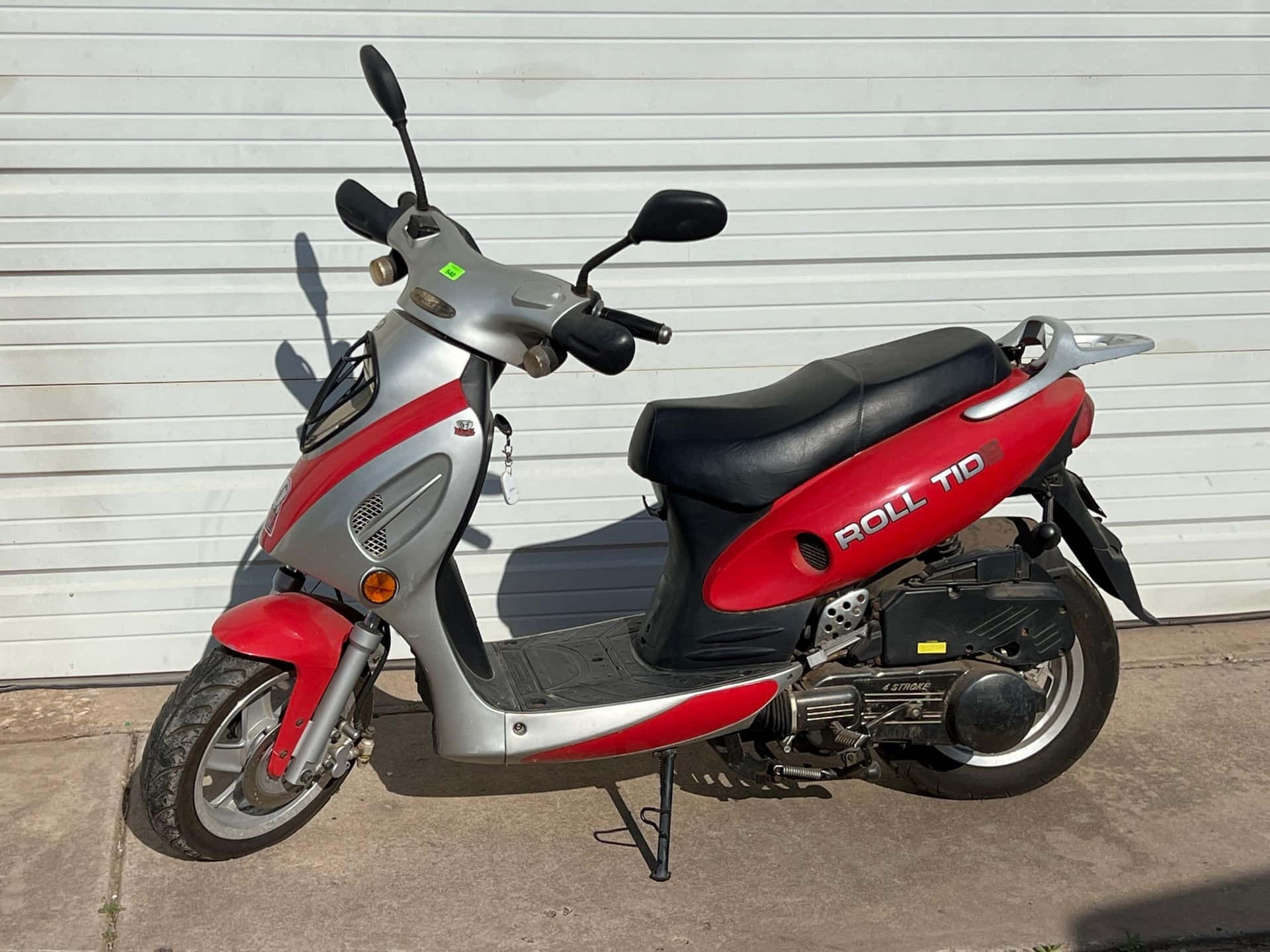 Scooter Rouge Et Argent Contre Un Fond Blanc Fond d'écran