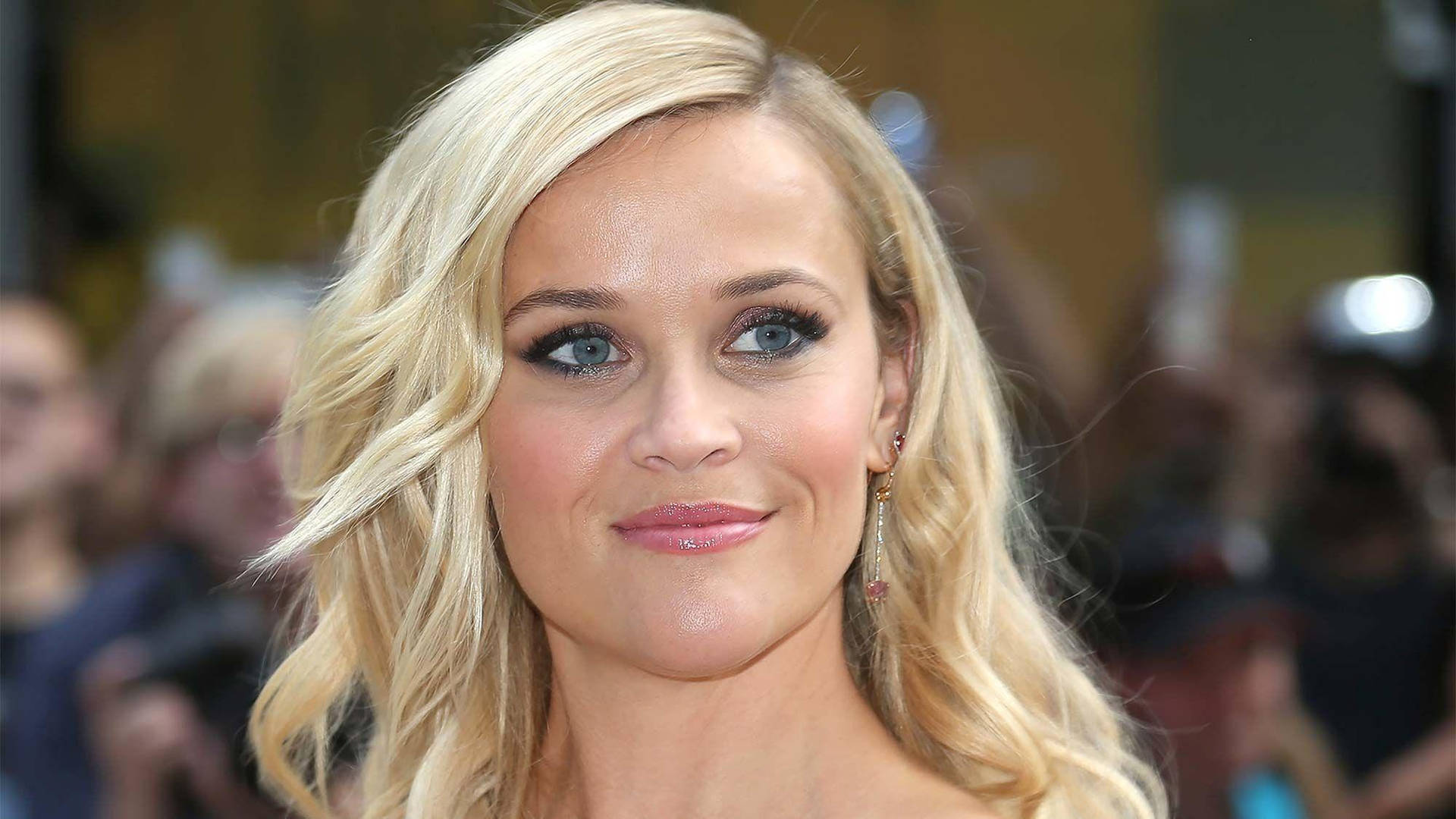 Reesewitherspoon Con La Stampa Sfondo