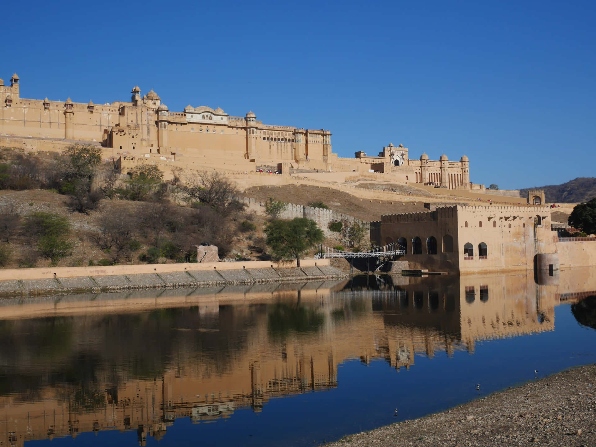 Reflection Of Amer Fort Buildings To The Lake Wallpaper