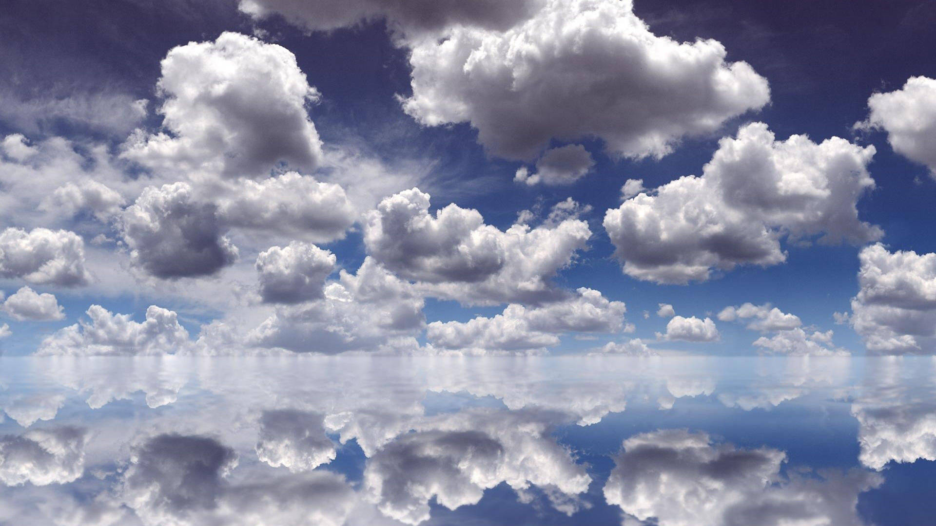 Reflektion af blå æstetisk overskyet himmel Wallpaper