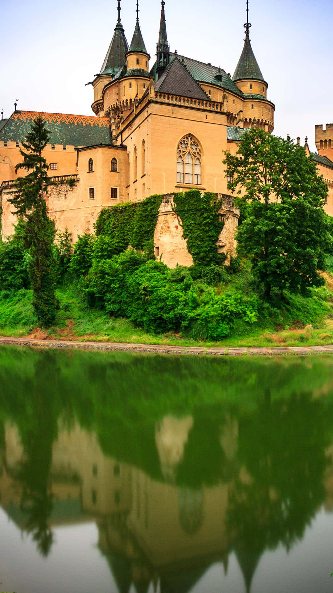 Reflektion af Bojnice Castle Green Water Wallpaper