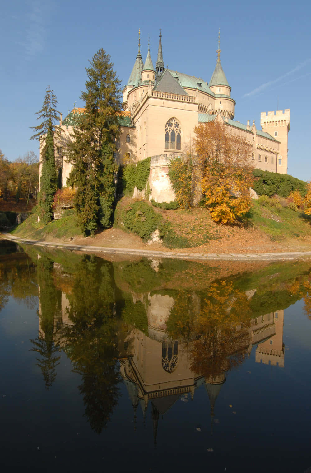 Spiegelungvon Bojnice Castle Im Wasser. Wallpaper