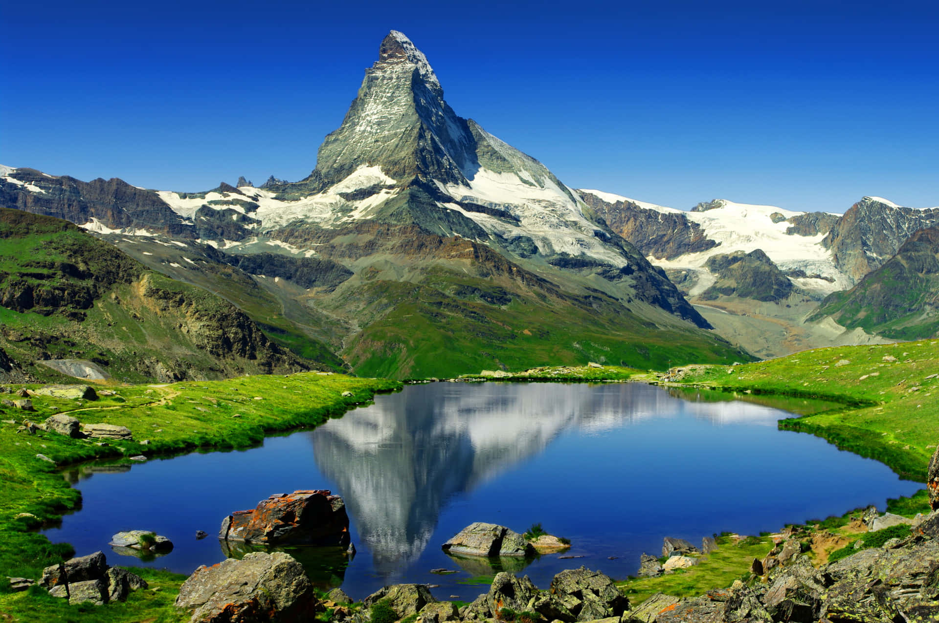 Maestosoriflesso Del Matterhorn Sul Sereno Lago Alpino Sfondo