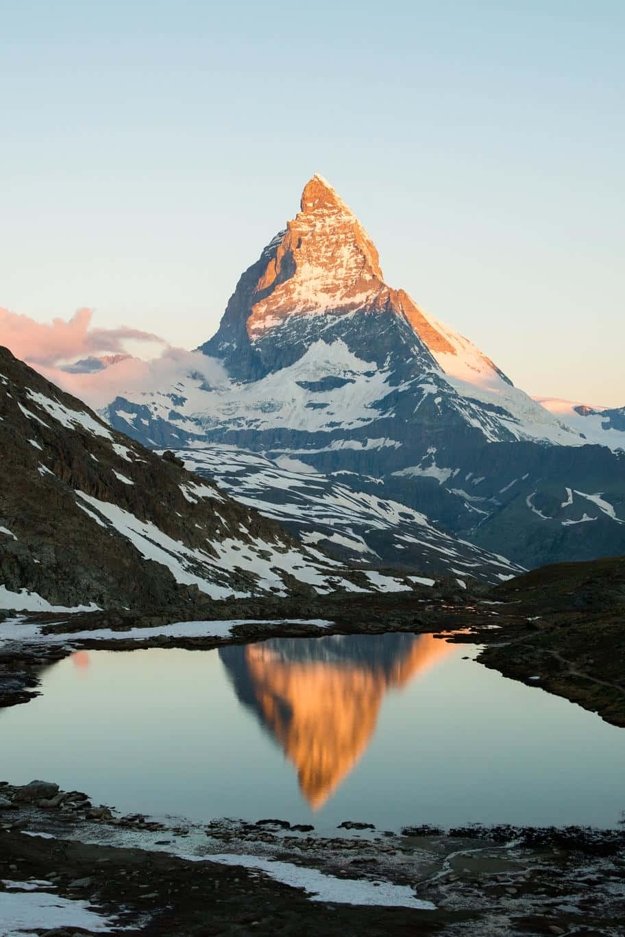 Refleksfotografering Matterhorn Lad enhver se en af de mest spektakulære udsigter fra toppen af ​​Alperne. Wallpaper