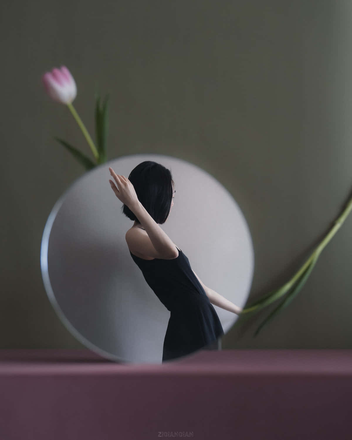 Imagende Una Mujer Reflejada En Un Espejo Con Una Flor De Tulipán.