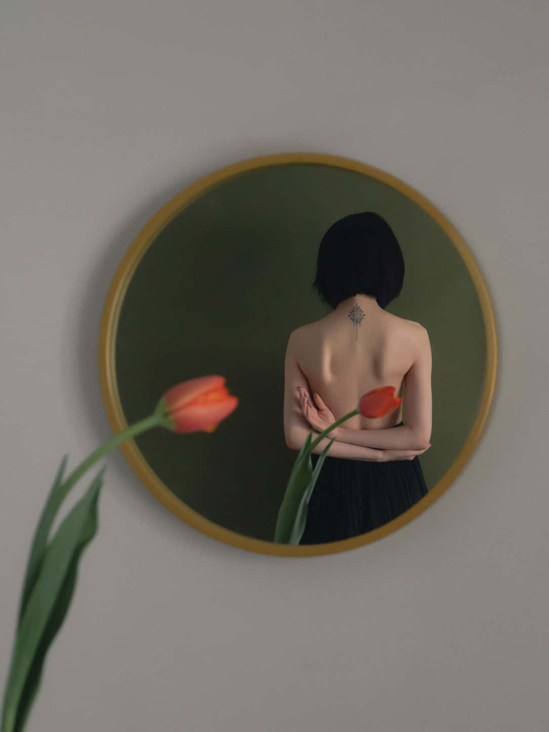 Imagendel Reflejo En El Espejo De La Espalda De Una Mujer
