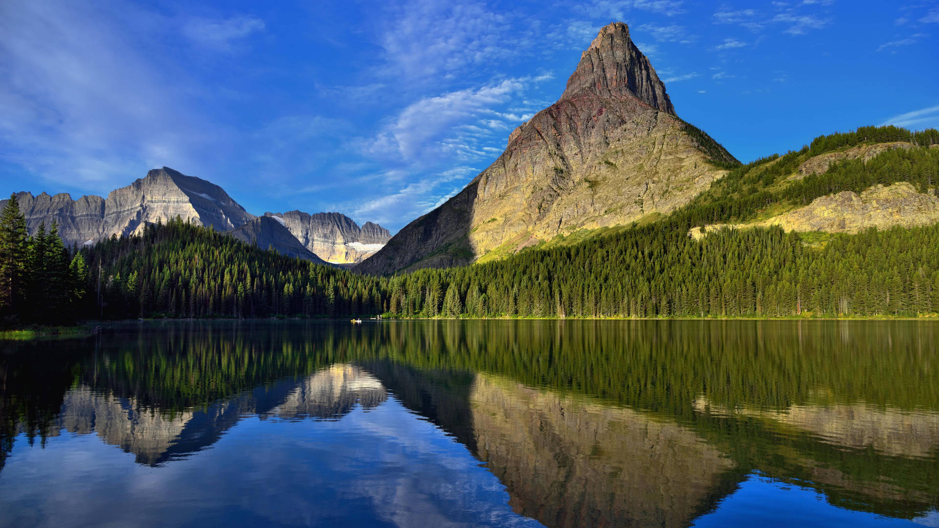 Montañapyramid En Montana Con Efecto Reflectante Fondo de pantalla