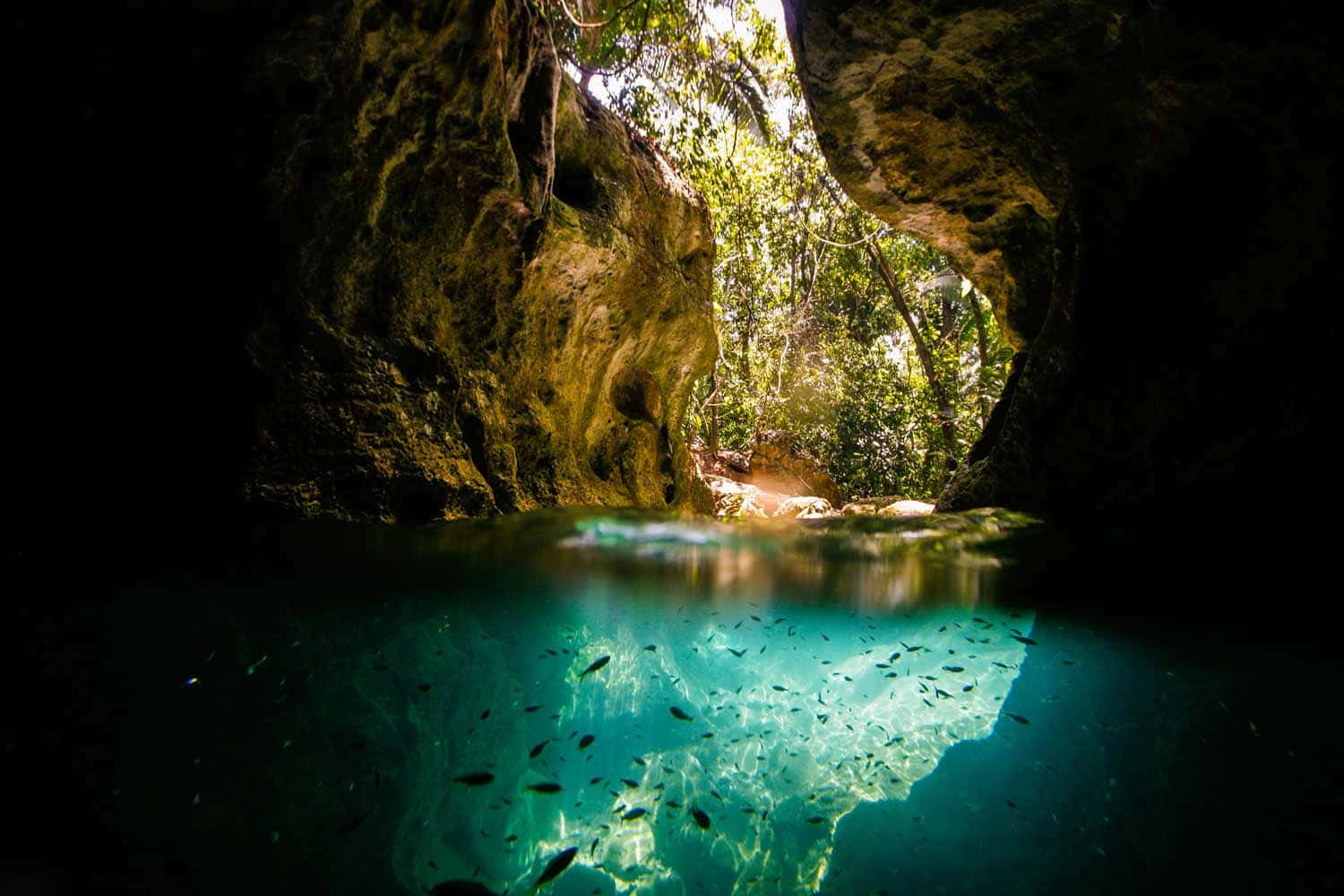 Reflejoencantador Del Agua En La Cueva