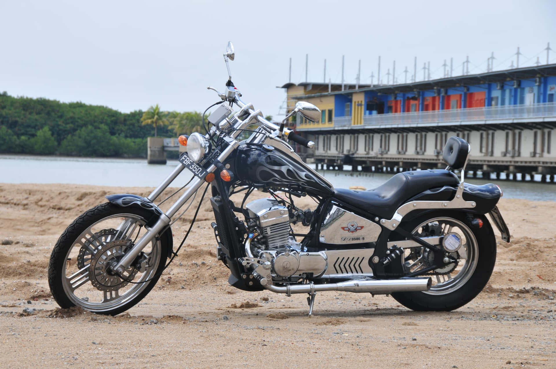 Regal Raptor Motorfiets Op Strand Achtergrond