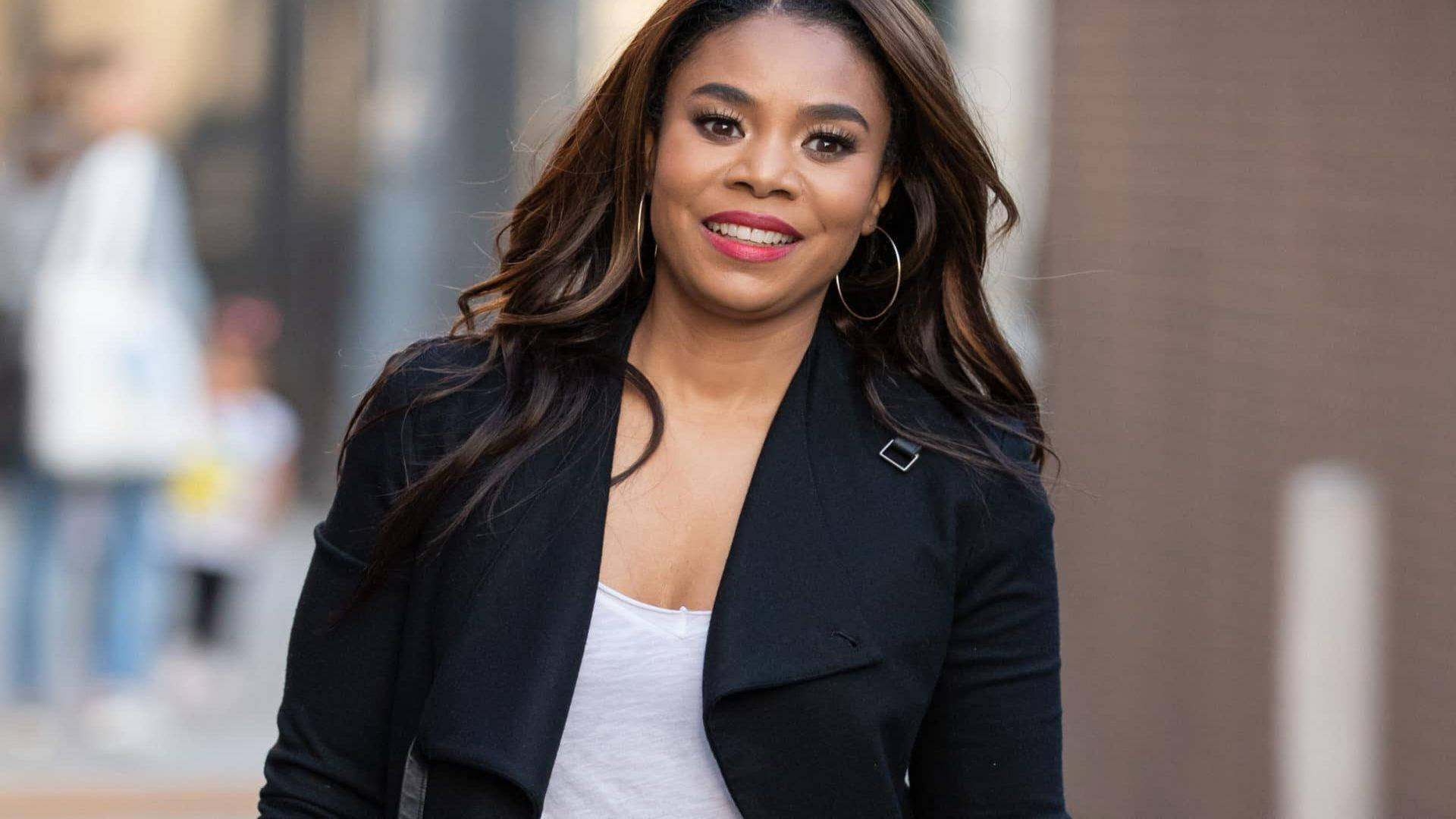 Regina Hall In A Casual Black Jacket Background