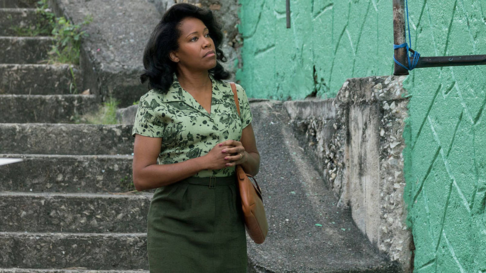 Regina King Green Aesthetic Outfit And Wall Wallpaper