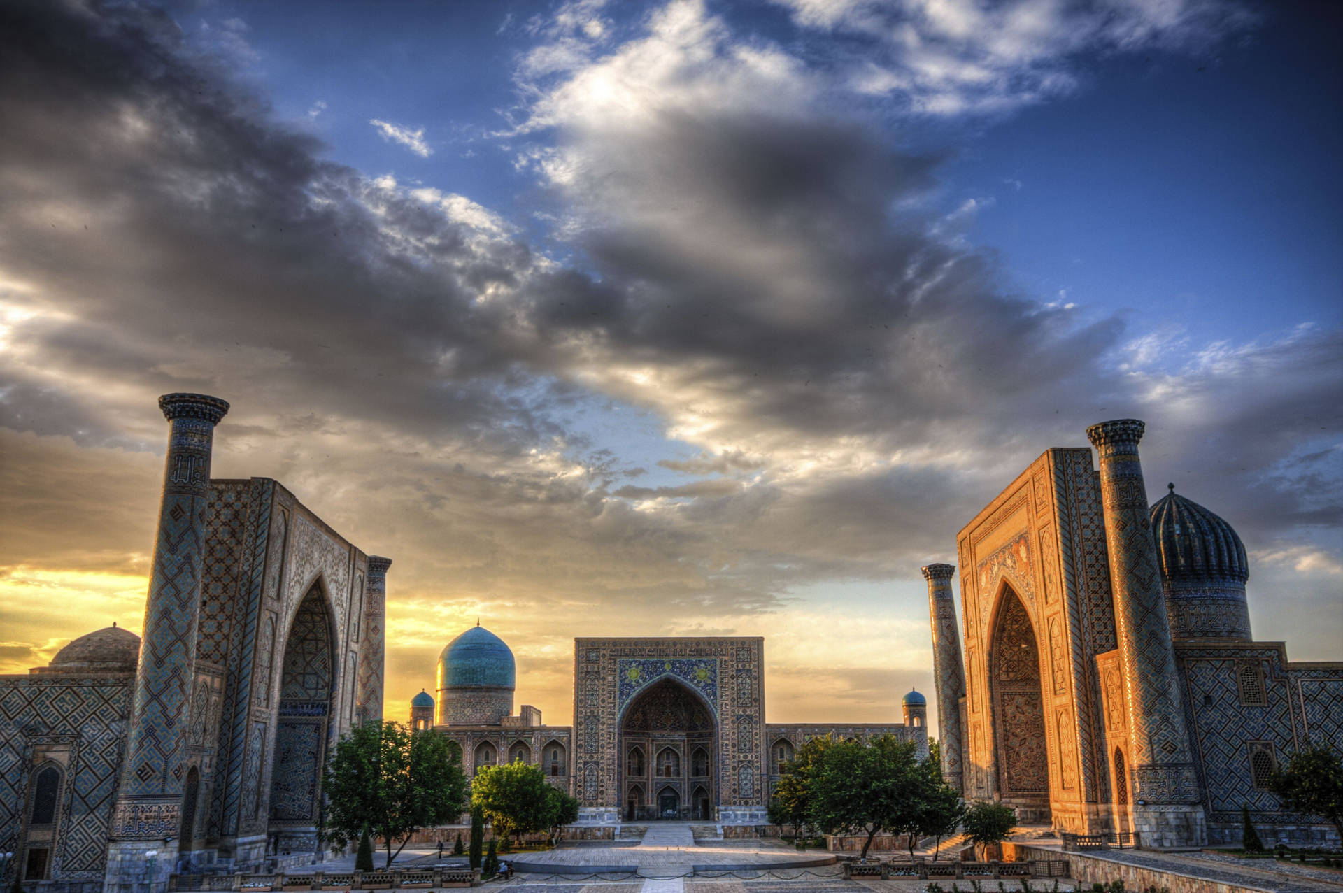 Registan Square Samarkand Skygger af mørke skyer Wallpaper