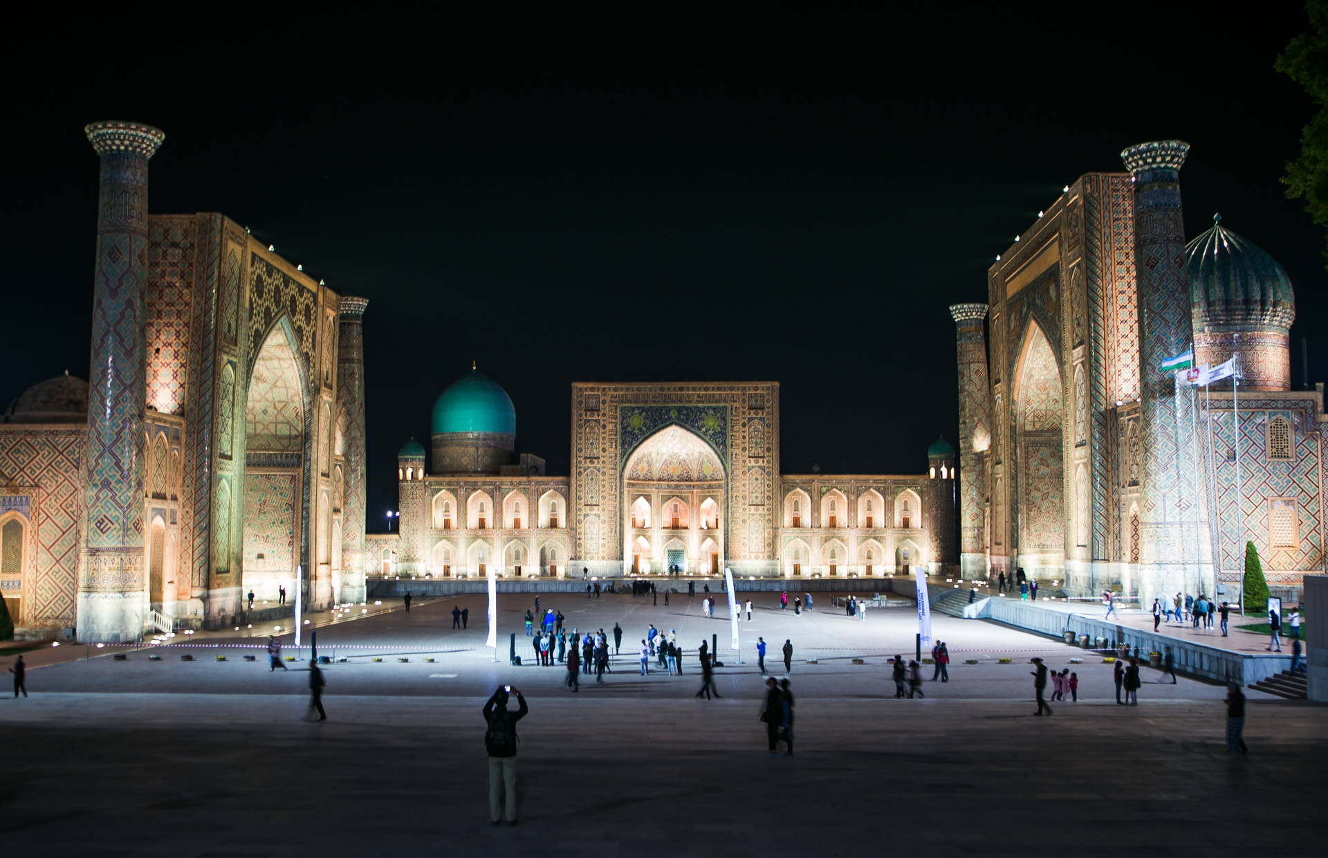 Samarkand Registan-pladsen med folk Wallpaper