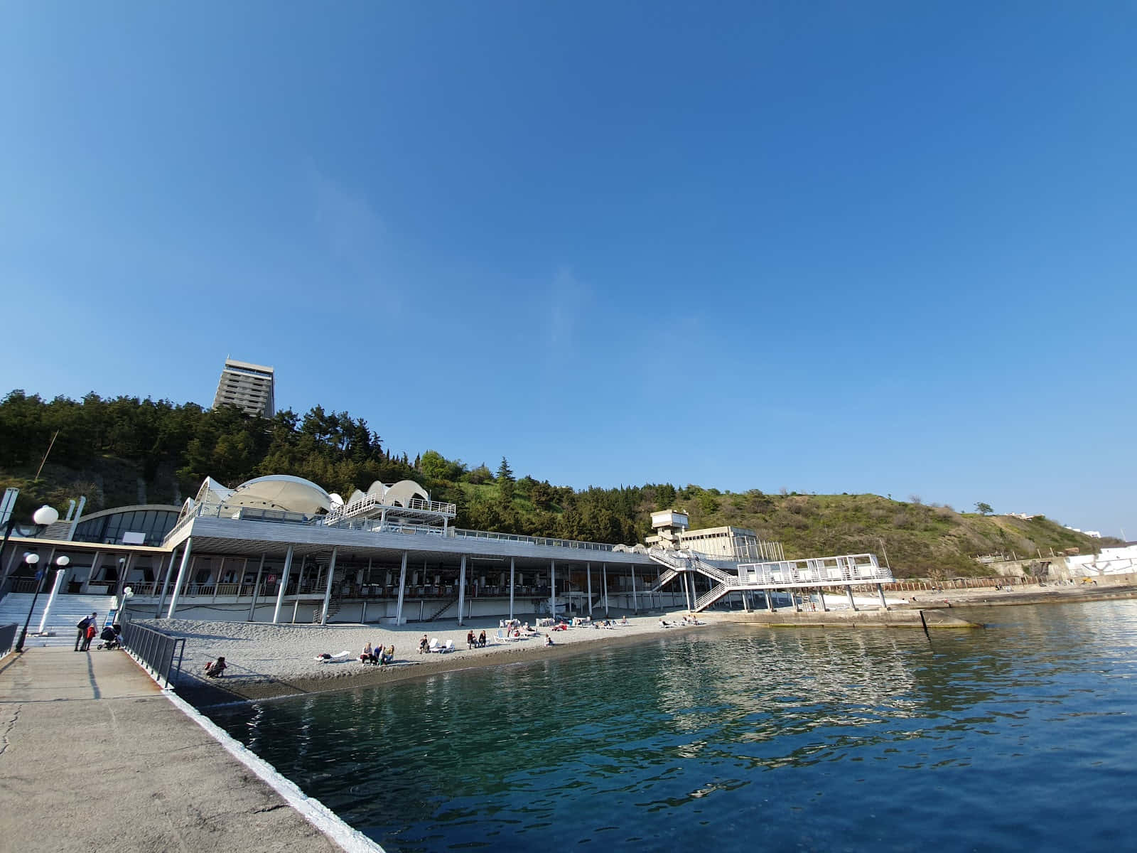 Relajándoseen La Playa De Yalta. Fondo de pantalla