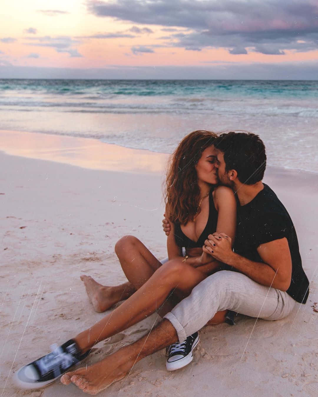 Cute par kysser på strand billeder Wallpaper