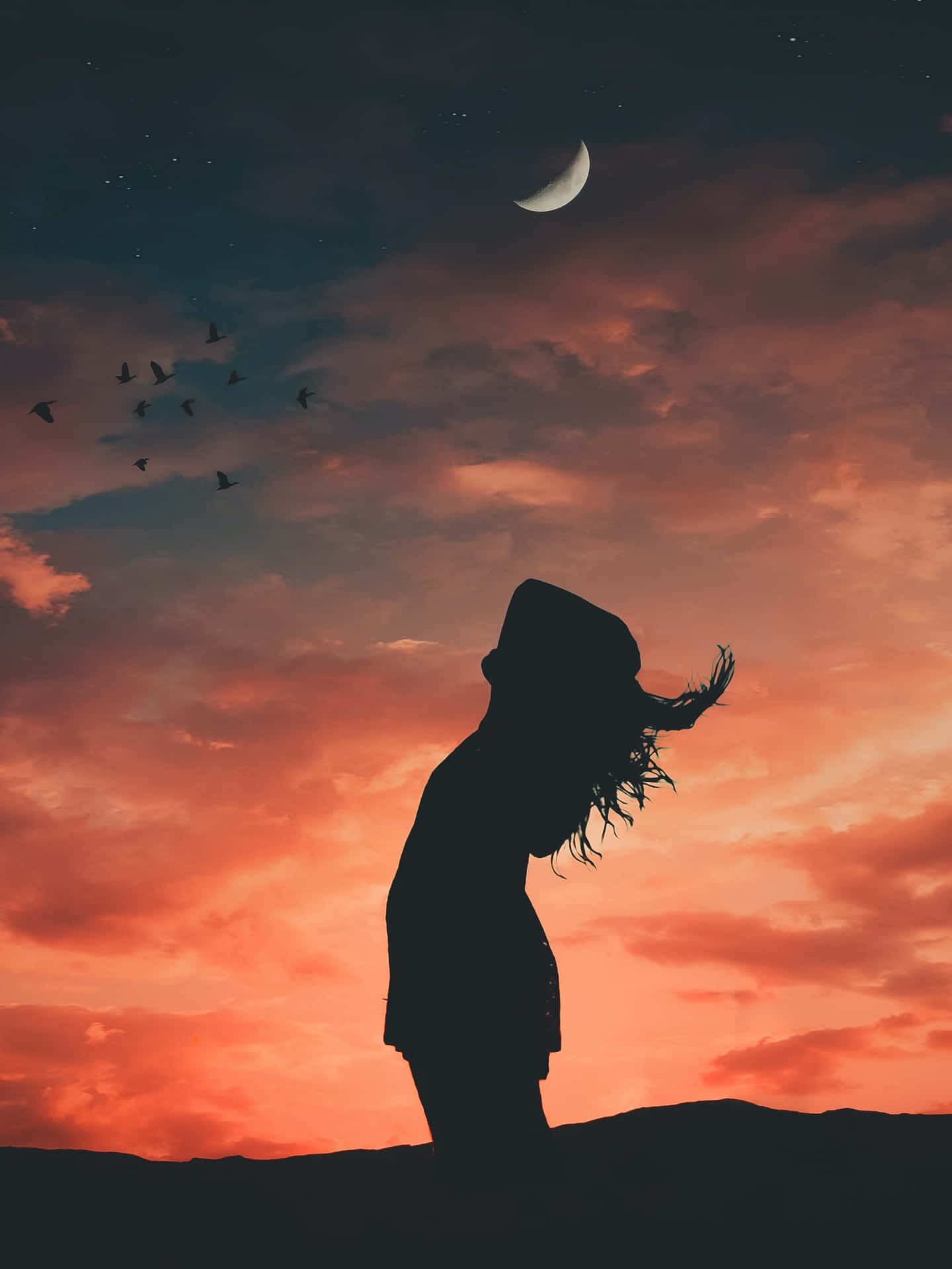 Mädchenentspanntes Sonnenuntergangshimmel-silhouettenbild