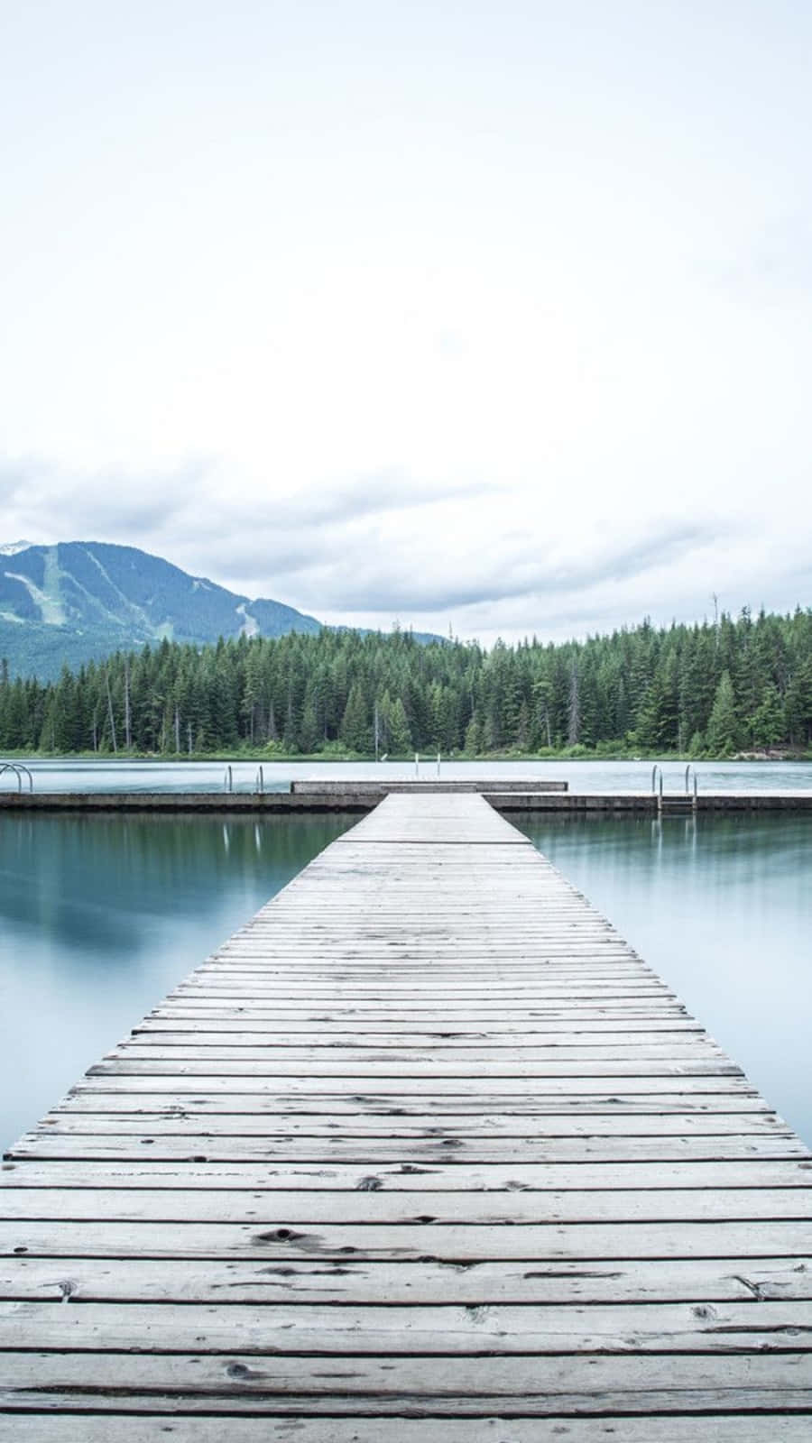 Whistlercoast Mountains Dock Lake Entspannendes Iphone-hintergrundbild Wallpaper