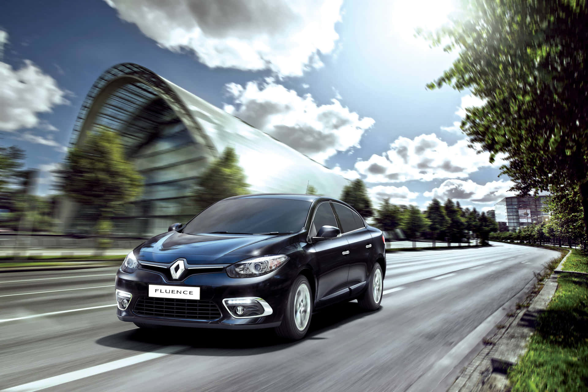Renaultfluence En Movimiento En Una Pintoresca Carretera Fondo de pantalla