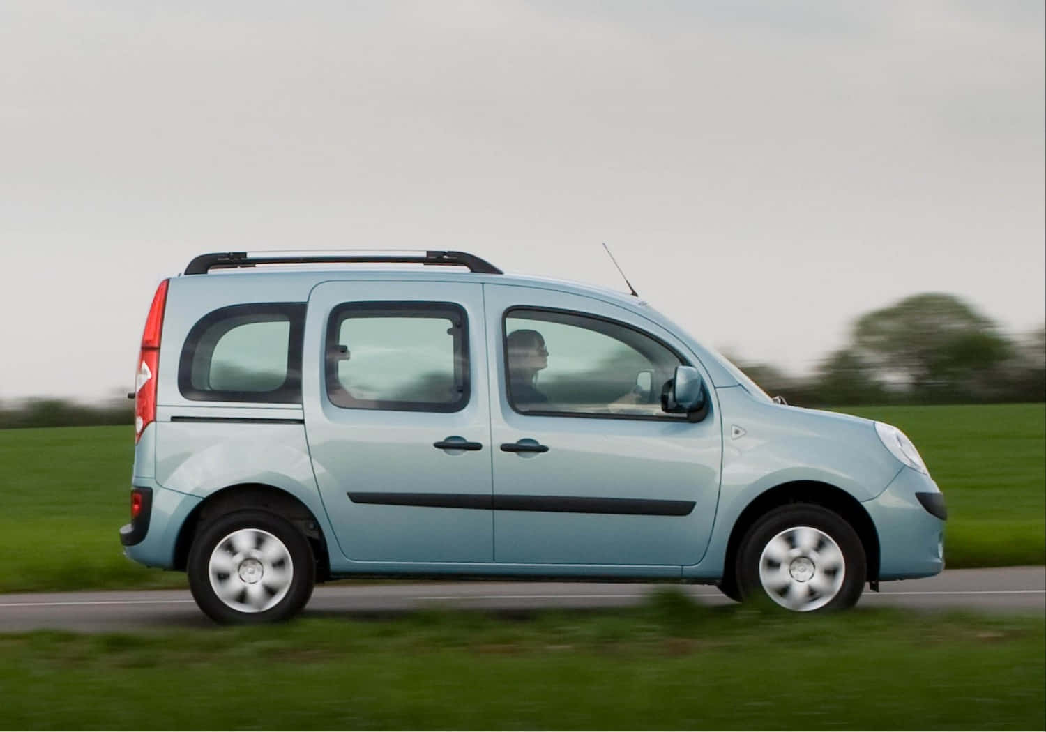 Renault Kangoo - Dynamic and Spacious Family Vehicle Wallpaper