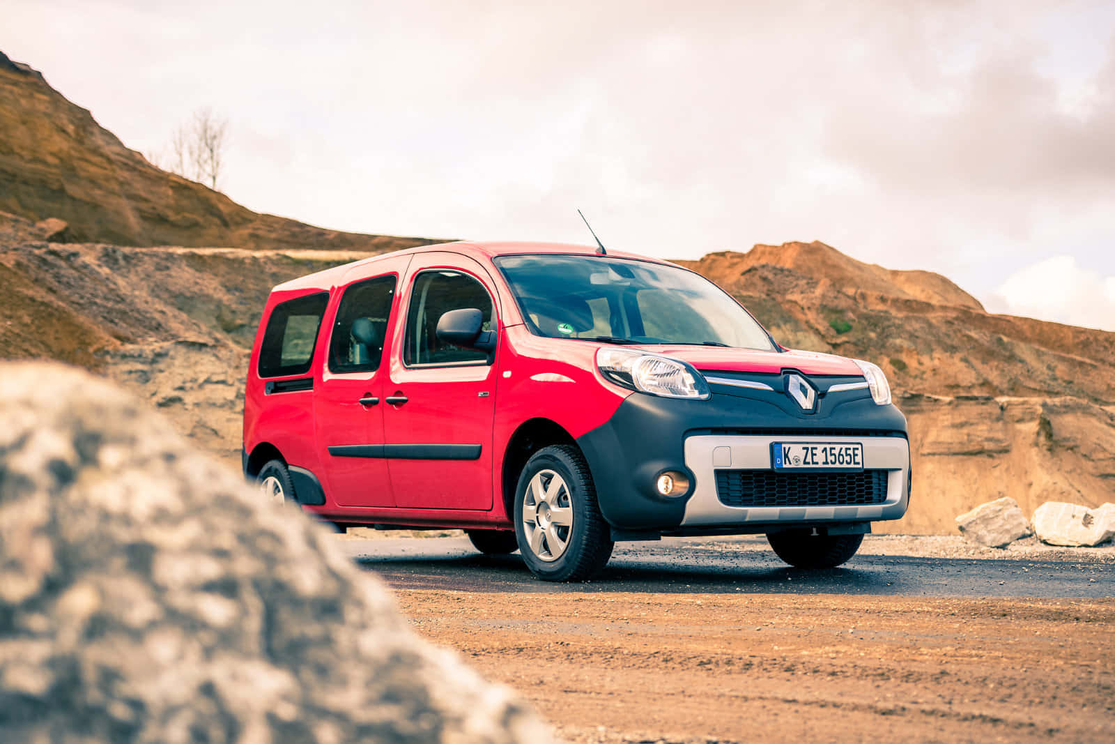 Van Kompak Renault Kangoo Di Jalan Wallpaper