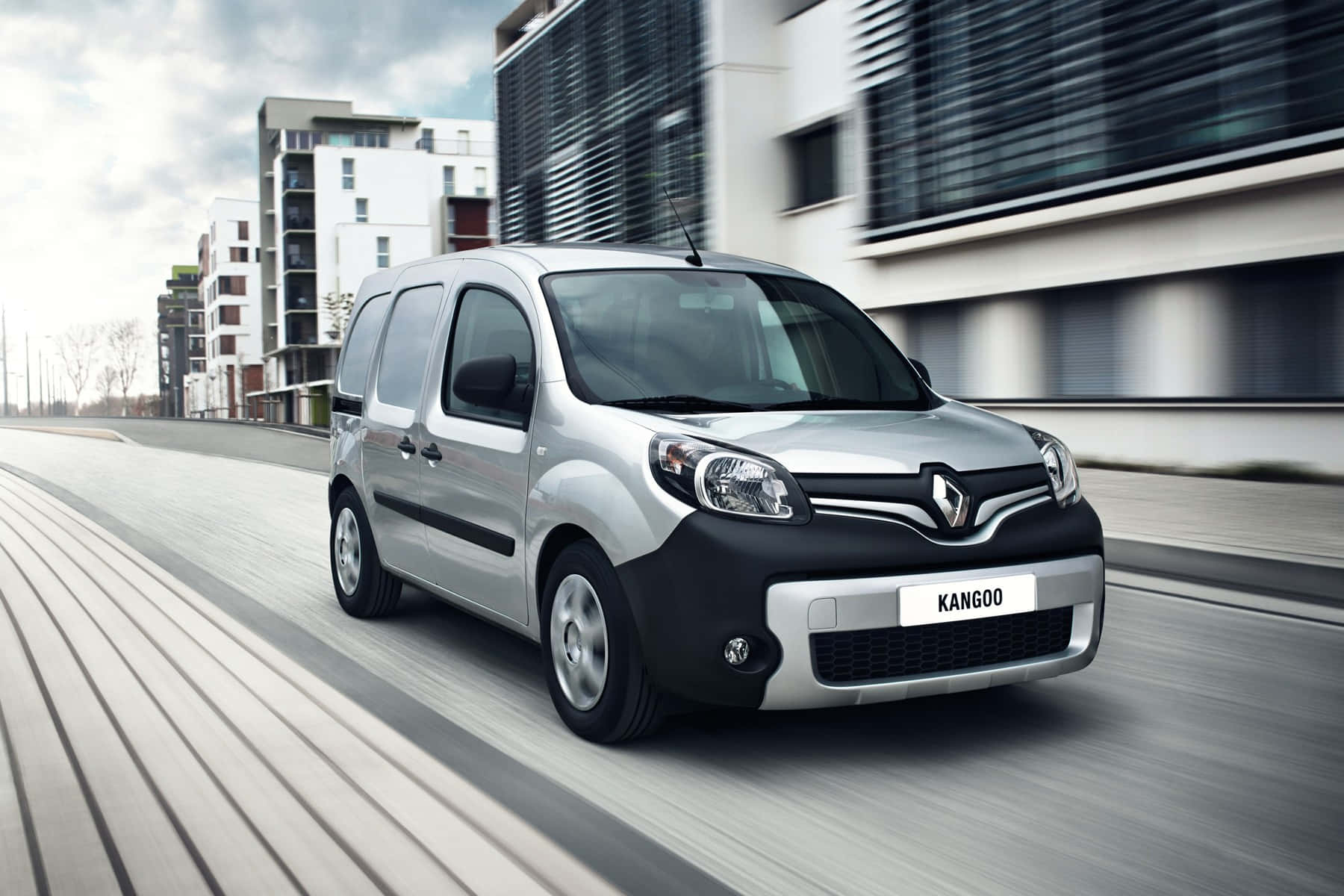 Estilosoy Versátil Renault Kangoo Estacionado En La Ciudad. Fondo de pantalla