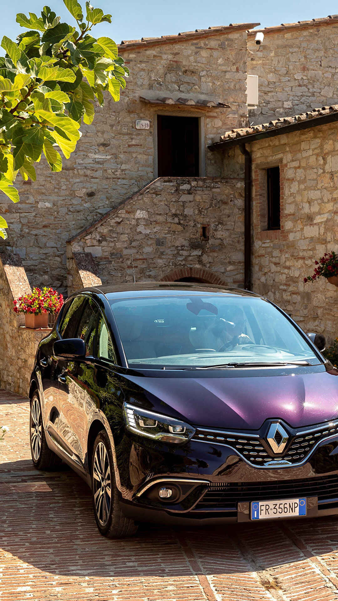 Renault Scenic Elegante Ontwerp In Historische Setting Achtergrond