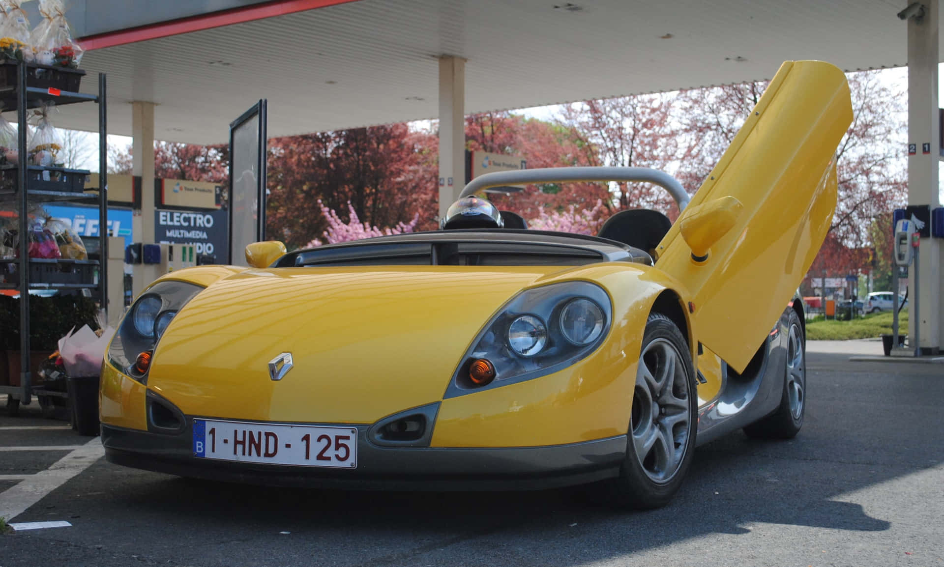 Stunning Renault Sport Spider in Action Wallpaper