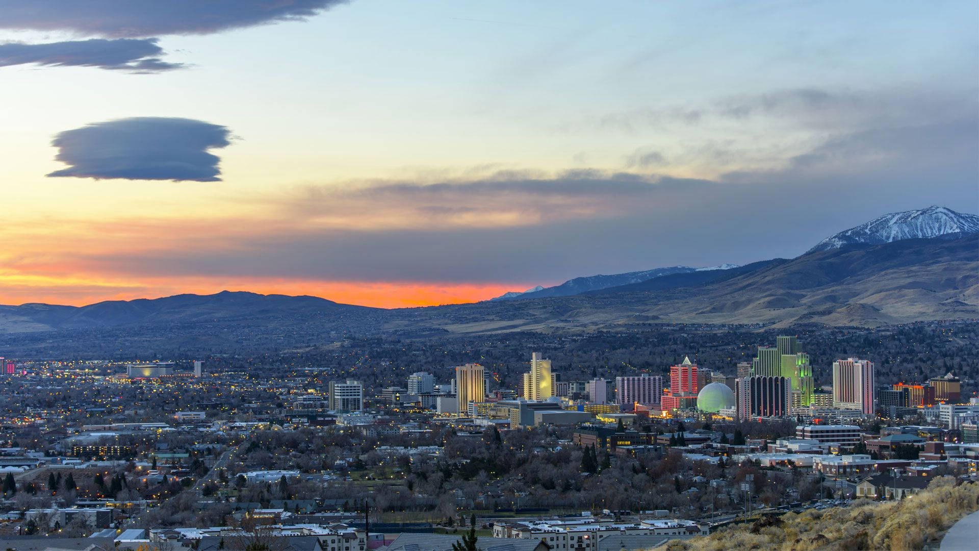 El Asombroso Panorama Del Skyline De Reno Al Caer El Sol. Fondo de pantalla