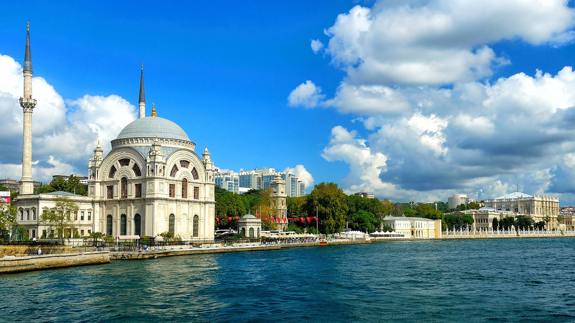 Renowned Dolmabahçe Mosque Of Istanbul Wallpaper