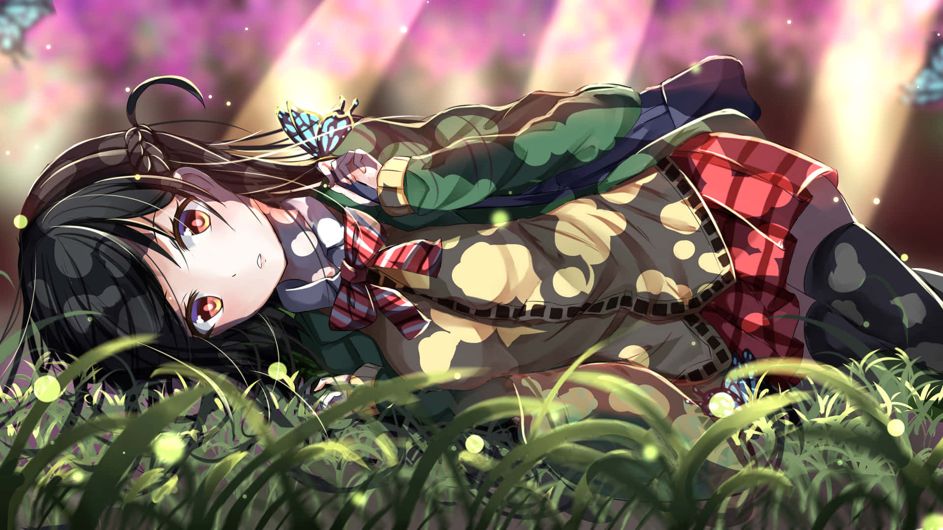 En pige ligger i græsset med et lilla lys bagved hende Wallpaper