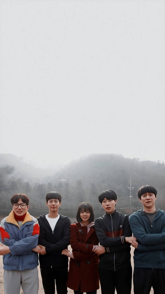 Reply 1988 Hand In Hand Wallpaper