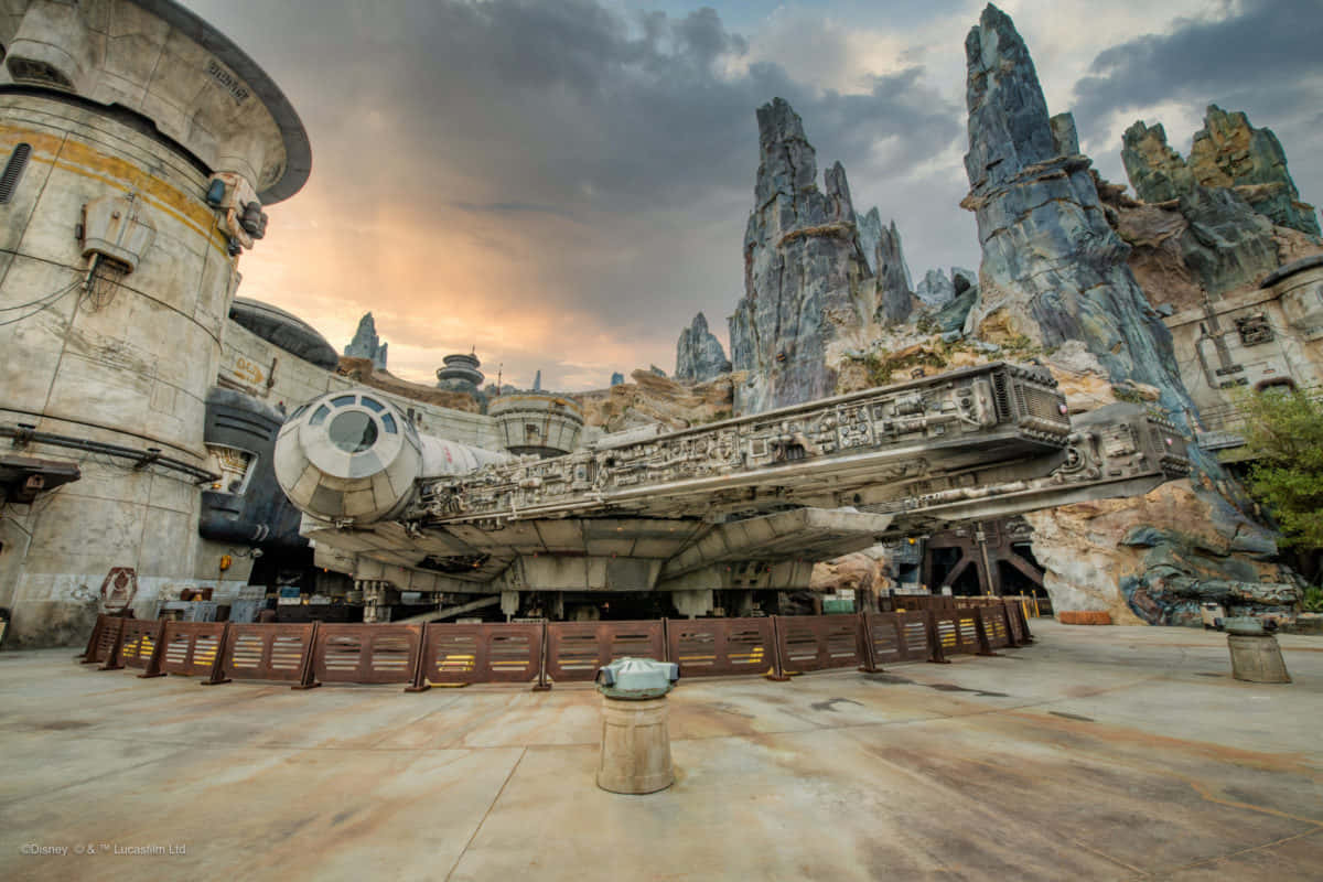 Häftigtbakgrundsbild Med Millennium Falcon Från Disneyland. Wallpaper