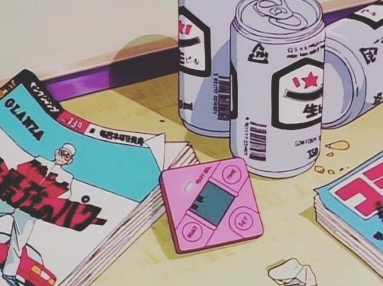 En lyserød dåse og et magasin på et bord Wallpaper