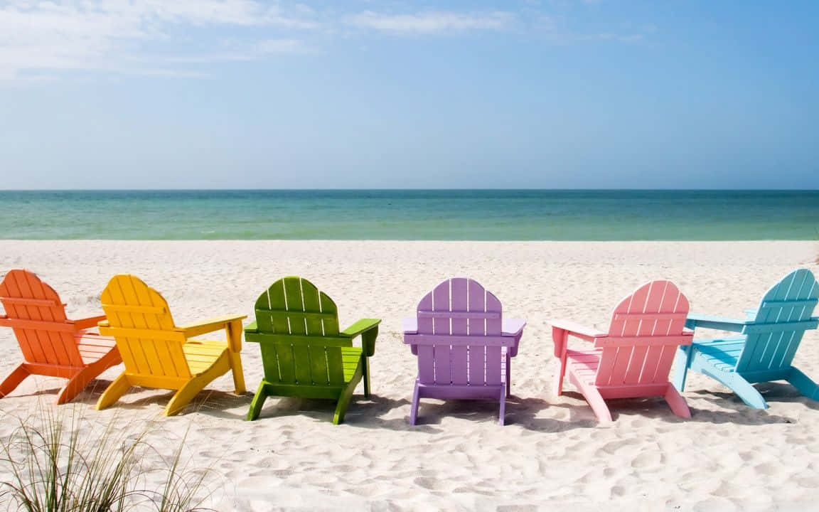 Cadeirasadirondack Coloridas Na Praia. Papel de Parede